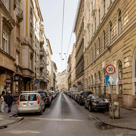 Hideaway With Jungle Vibes